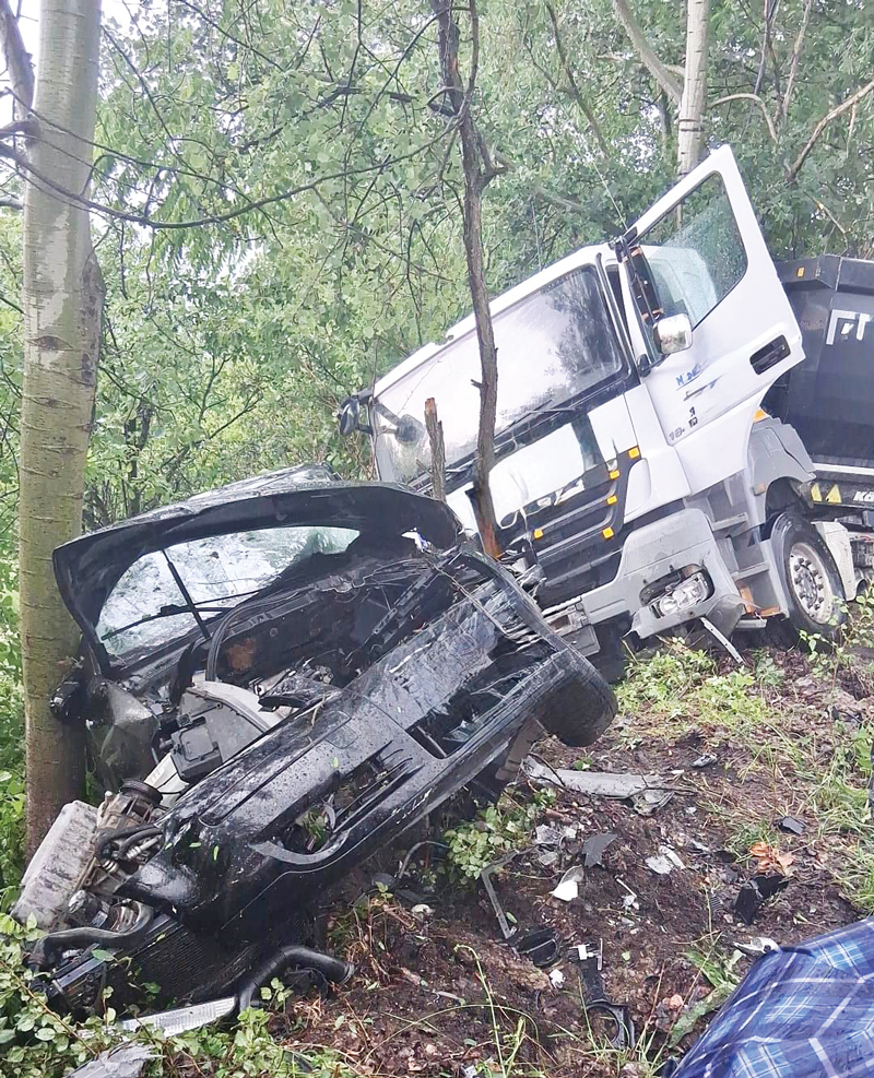 Accident intre o autobasculanta si un autoturism pe drumul care leaga Berevoesti de Slanic