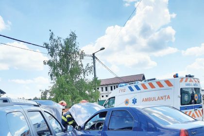 Doua masini au fost implicate intr o coliziune