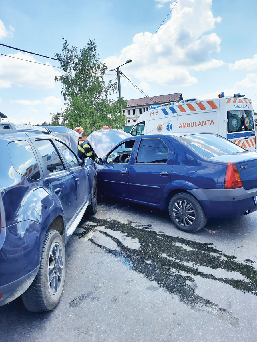 Doua masini au fost implicate intr o coliziune