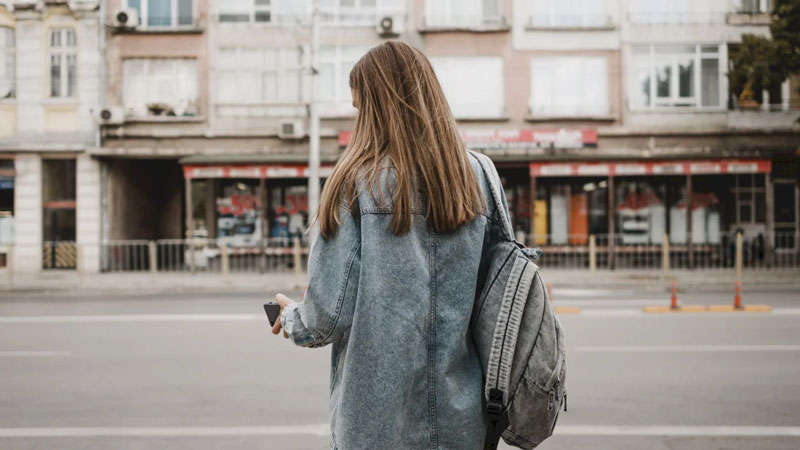 Tanara de 19 ani atacata pe strada