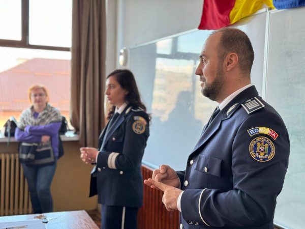 Activitati informative si preventive ale politistilor de la departamentul de prevenire in cadrul campaniei Protejeaza ti viata Solicita monitorizarea electronica atunci cand esti in pericol