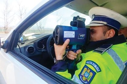 Prins de politisti in timp ce conducea cu viteza