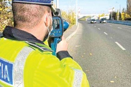 Tanar Oprind De Politie Pentru Viteza Excesiva