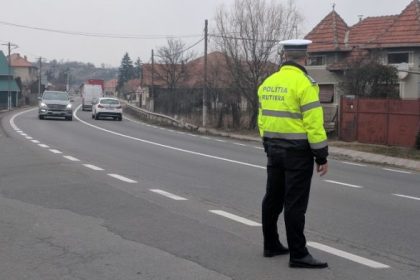 Tanar prins de politisti circuland cu viteza excesiva