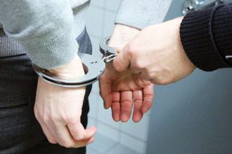 Arestat de politisti dupa ce a folosit ilegal o arma neletala
