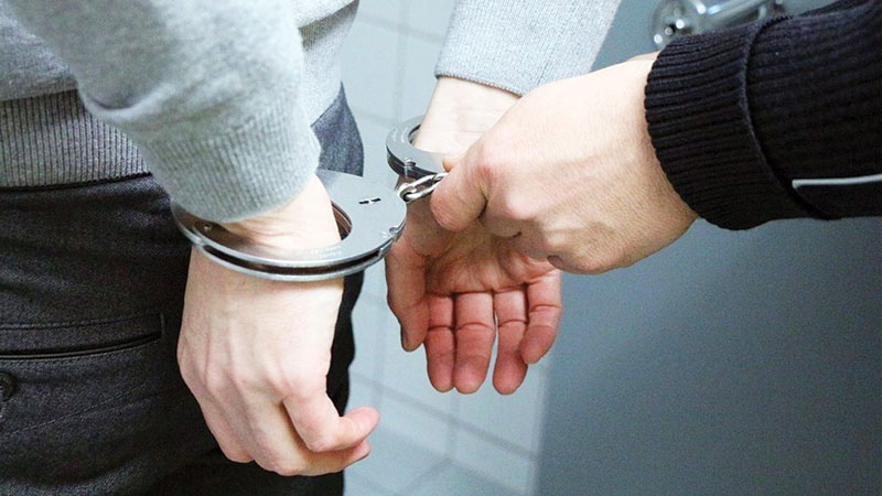 Arestat de politisti dupa ce a folosit ilegal o arma neletala