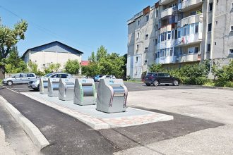 Piteshti devine mai curat Cele 11 noi platforme cu containere ingropate sunt pregatite sa fie folosite
