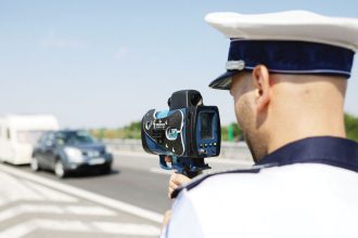 Prins de politistii rutieri din Pitesti conducand cu viteza excesiva
