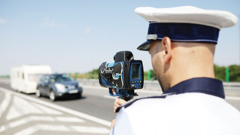 Prins de politistii rutieri din Pitesti conducand cu viteza