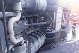 Trafic De Cosmar Pe DN 7 Un Autotren S a Rasturnat La Valea Ursului