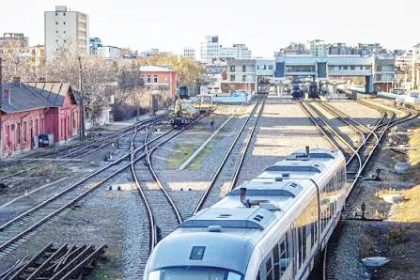 trenuri la intervale regulate in apropierea pitestului